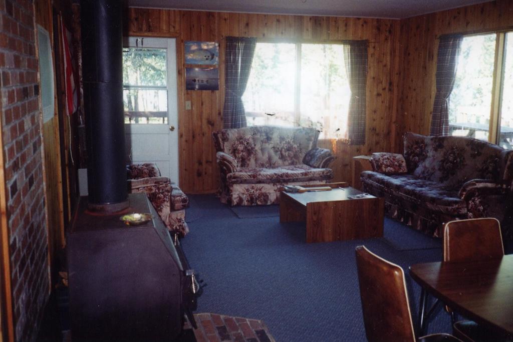 saskatchewan fly-in lodge living room